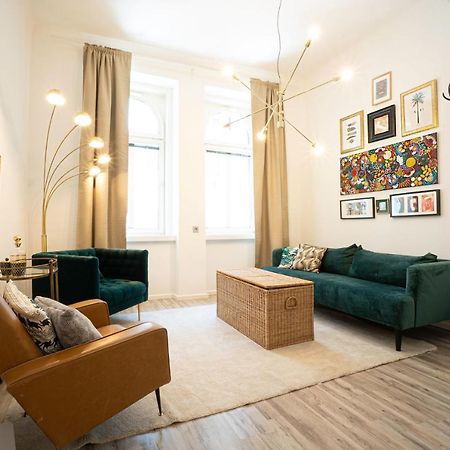 2-Room Apartment On The First Floor With Designer Renovation. Exit To The Courtyard. 15 Minutes To Schloss Schoenbrunn Відень Екстер'єр фото