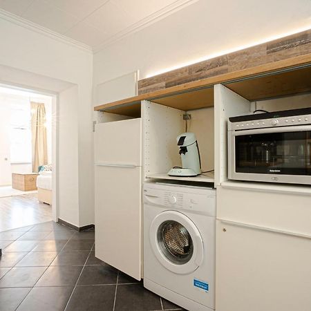 2-Room Apartment On The First Floor With Designer Renovation. Exit To The Courtyard. 15 Minutes To Schloss Schoenbrunn Відень Екстер'єр фото