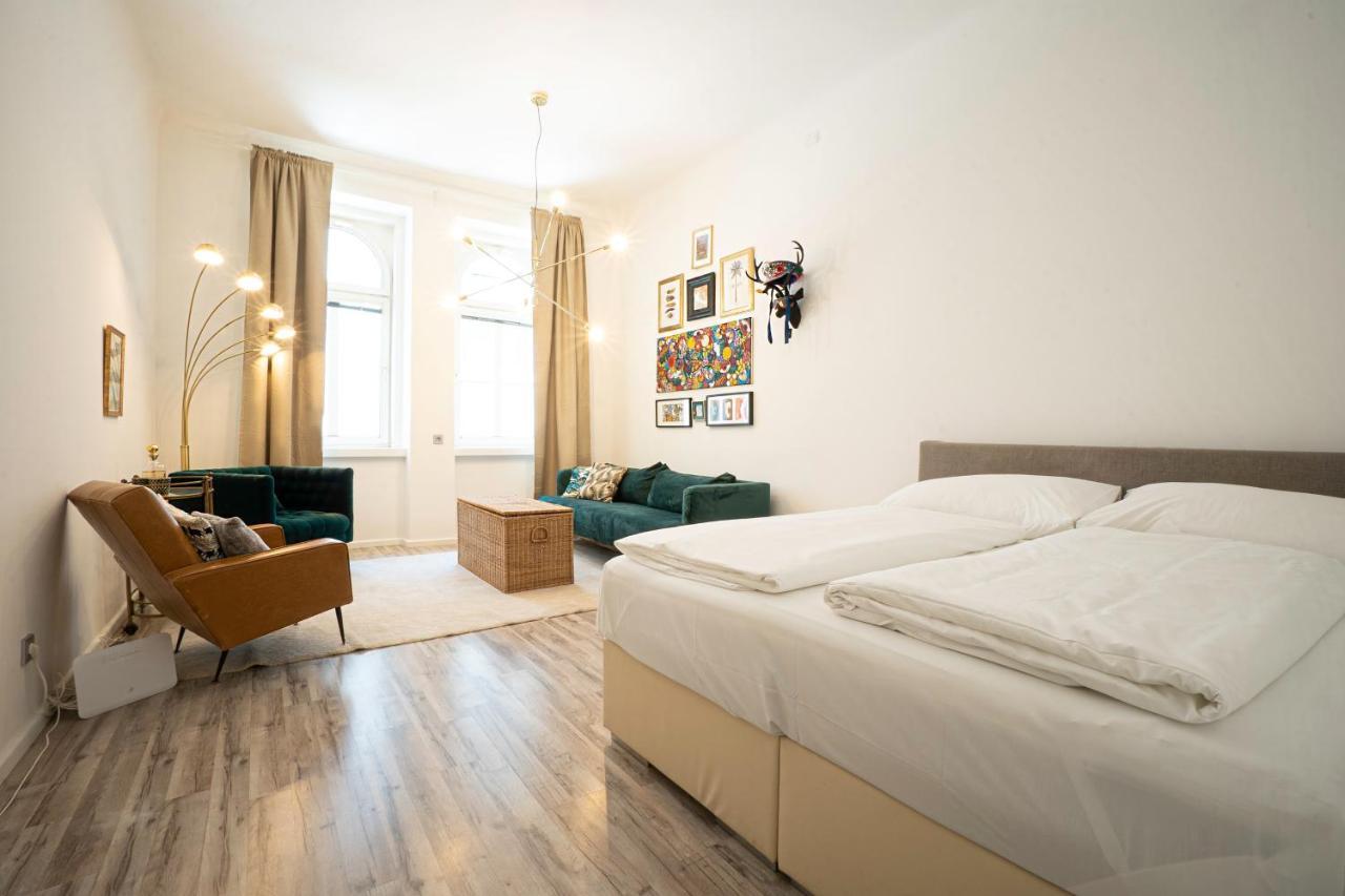 2-Room Apartment On The First Floor With Designer Renovation. Exit To The Courtyard. 15 Minutes To Schloss Schoenbrunn Відень Екстер'єр фото