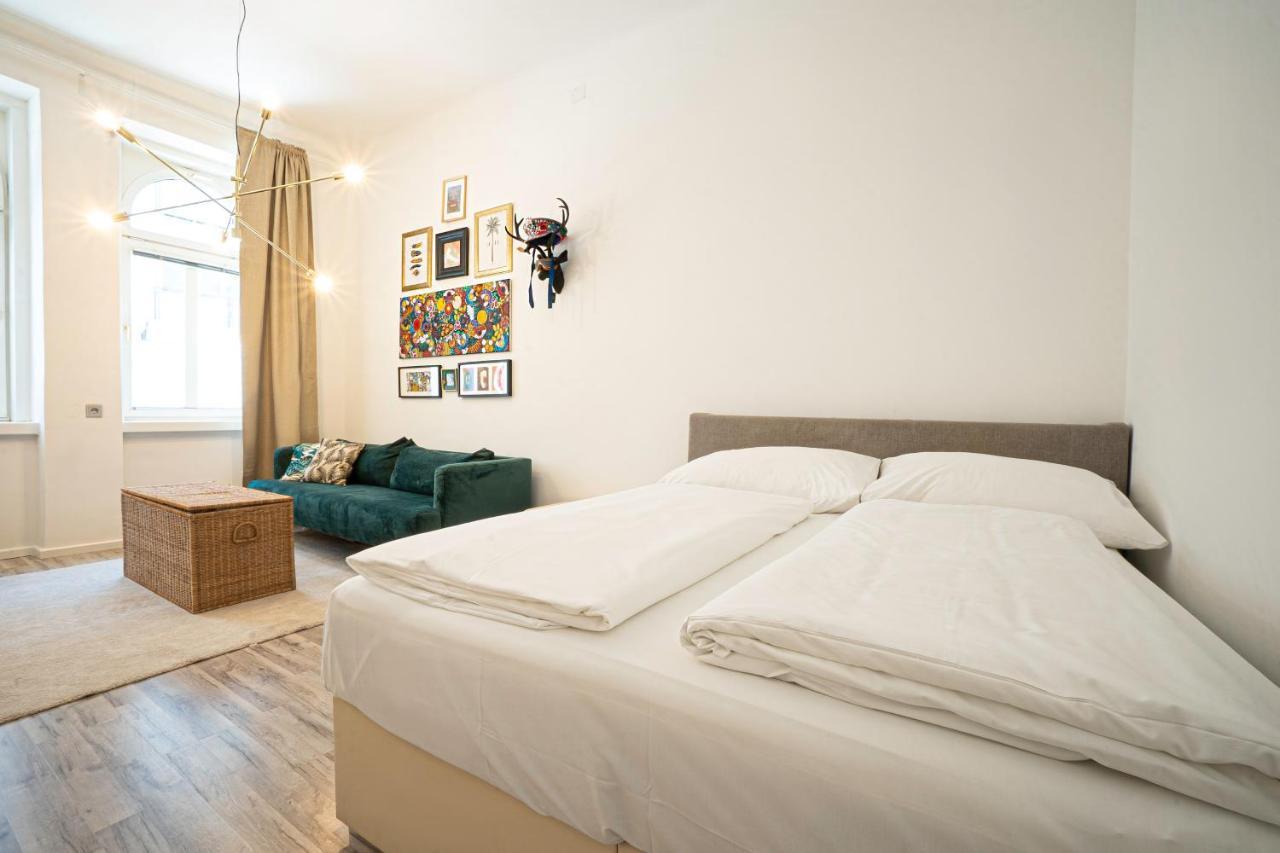 2-Room Apartment On The First Floor With Designer Renovation. Exit To The Courtyard. 15 Minutes To Schloss Schoenbrunn Відень Екстер'єр фото