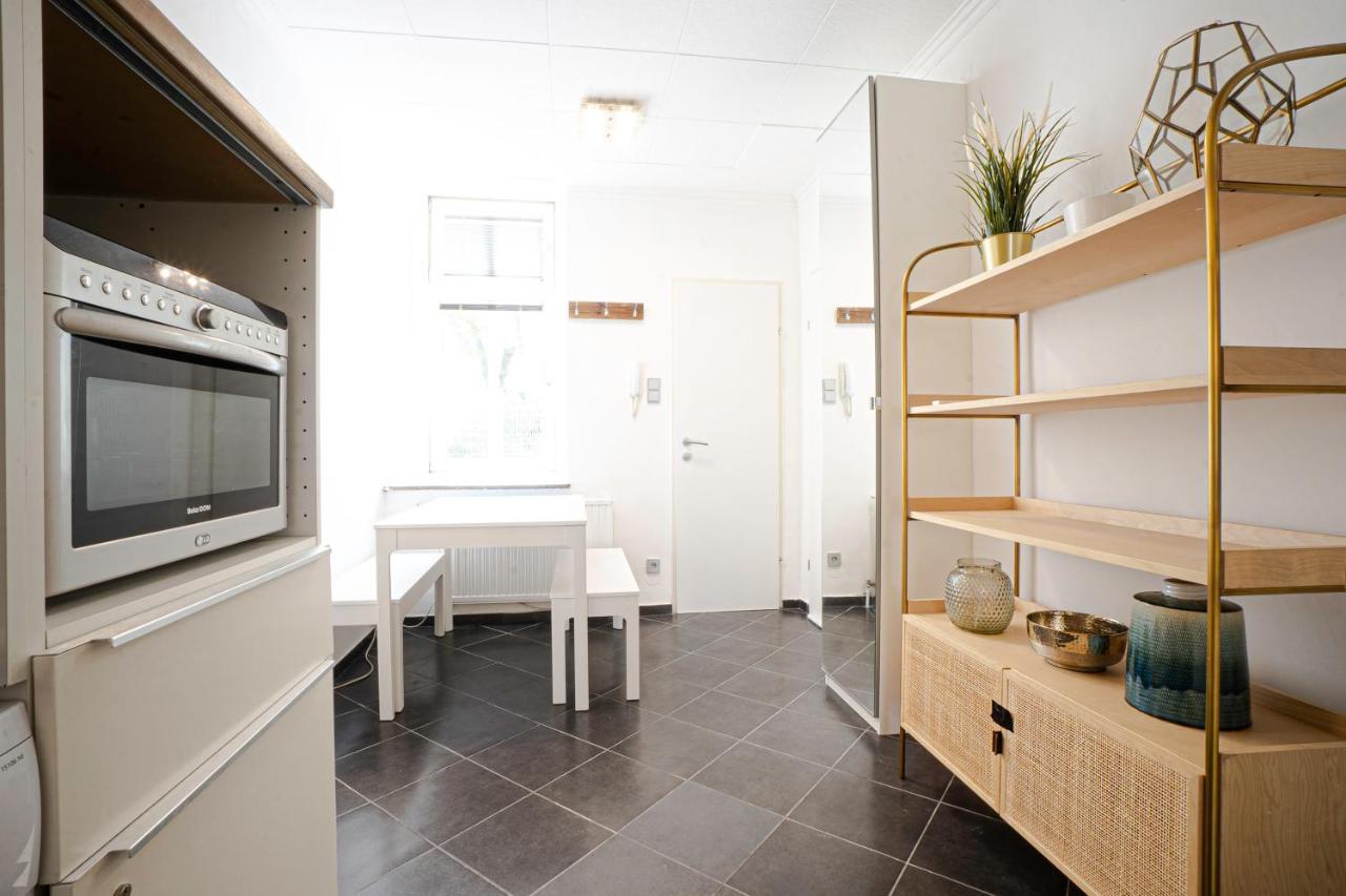 2-Room Apartment On The First Floor With Designer Renovation. Exit To The Courtyard. 15 Minutes To Schloss Schoenbrunn Відень Екстер'єр фото