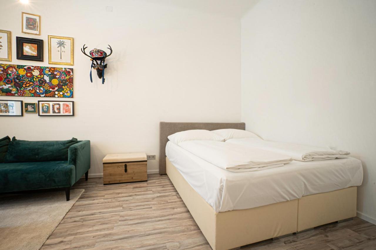 2-Room Apartment On The First Floor With Designer Renovation. Exit To The Courtyard. 15 Minutes To Schloss Schoenbrunn Відень Екстер'єр фото