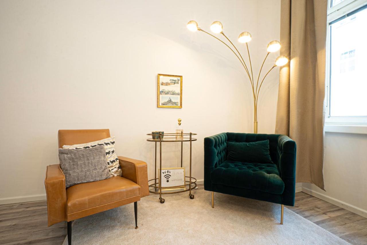 2-Room Apartment On The First Floor With Designer Renovation. Exit To The Courtyard. 15 Minutes To Schloss Schoenbrunn Відень Екстер'єр фото