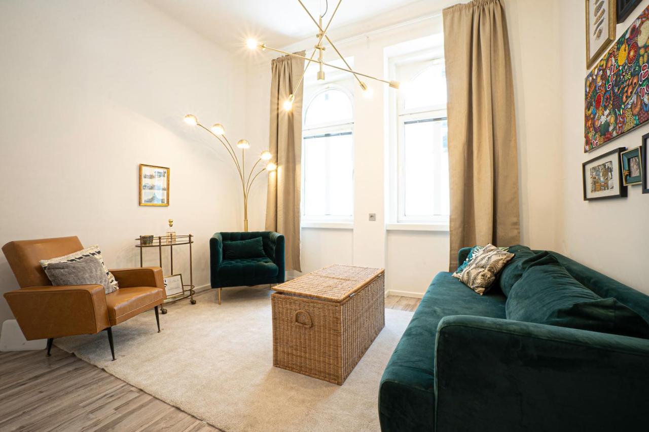 2-Room Apartment On The First Floor With Designer Renovation. Exit To The Courtyard. 15 Minutes To Schloss Schoenbrunn Відень Екстер'єр фото