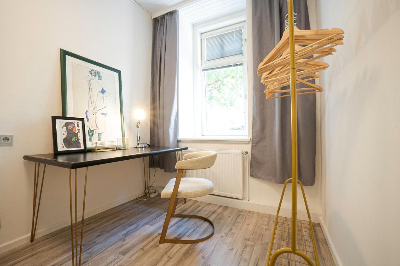 2-Room Apartment On The First Floor With Designer Renovation. Exit To The Courtyard. 15 Minutes To Schloss Schoenbrunn Відень Екстер'єр фото
