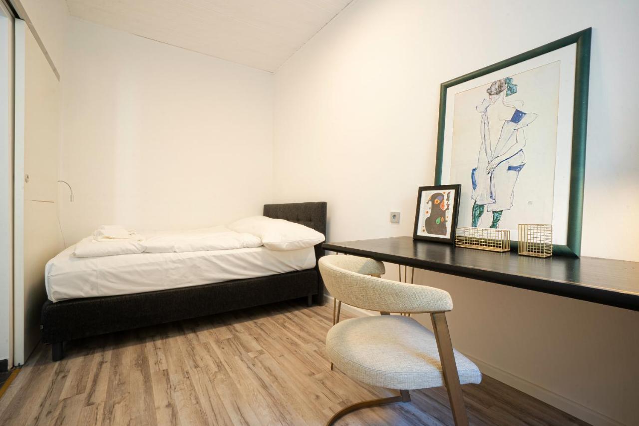 2-Room Apartment On The First Floor With Designer Renovation. Exit To The Courtyard. 15 Minutes To Schloss Schoenbrunn Відень Екстер'єр фото