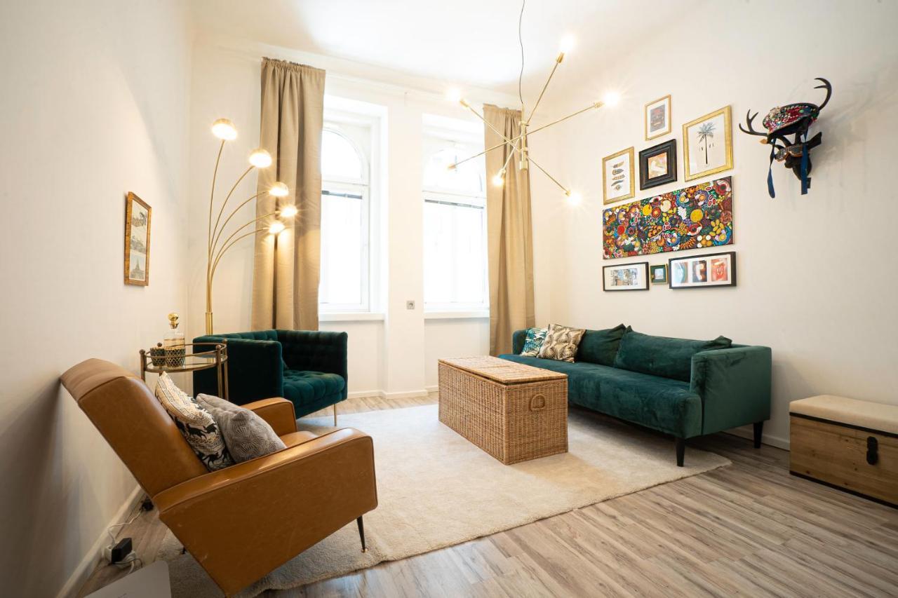 2-Room Apartment On The First Floor With Designer Renovation. Exit To The Courtyard. 15 Minutes To Schloss Schoenbrunn Відень Екстер'єр фото