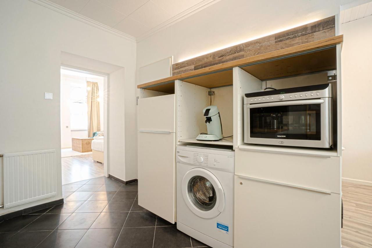2-Room Apartment On The First Floor With Designer Renovation. Exit To The Courtyard. 15 Minutes To Schloss Schoenbrunn Відень Екстер'єр фото
