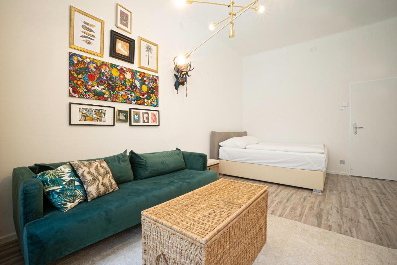 2-Room Apartment On The First Floor With Designer Renovation. Exit To The Courtyard. 15 Minutes To Schloss Schoenbrunn Відень Екстер'єр фото