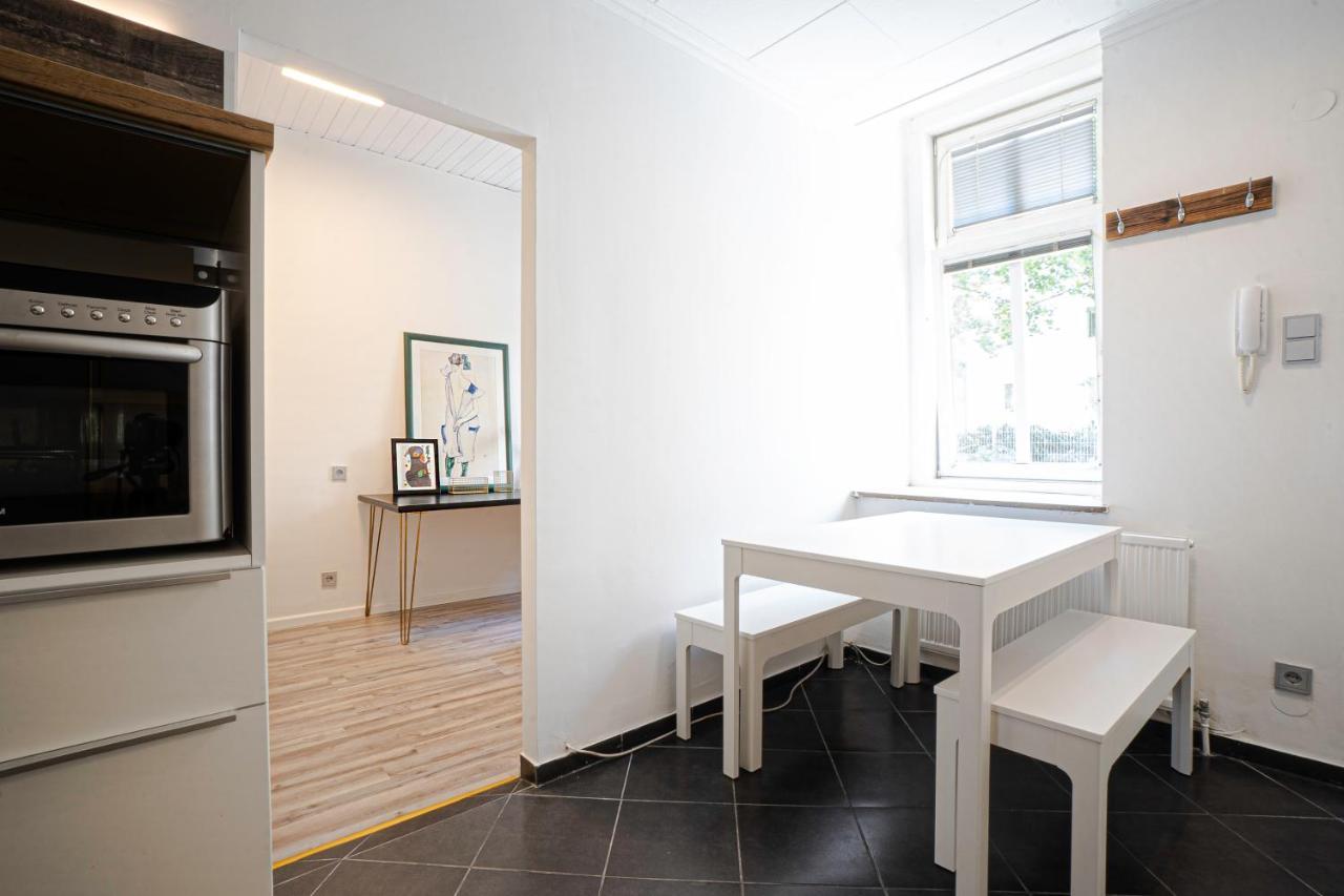 2-Room Apartment On The First Floor With Designer Renovation. Exit To The Courtyard. 15 Minutes To Schloss Schoenbrunn Відень Екстер'єр фото